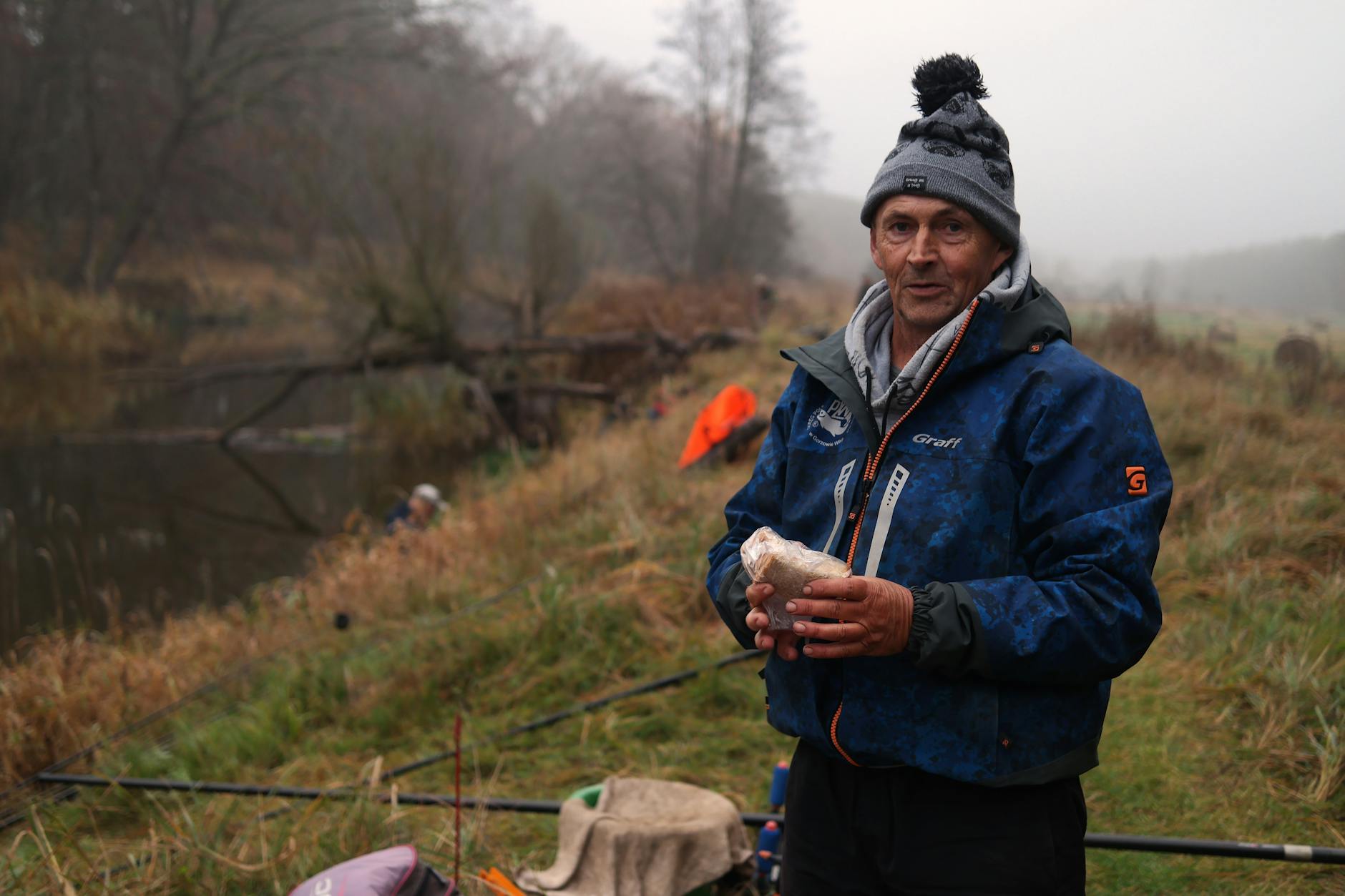 Ilustracja stadionu piłkarskiego, symbolizująca nadchodzący mecz z Mławianką w Bełchatowie.
