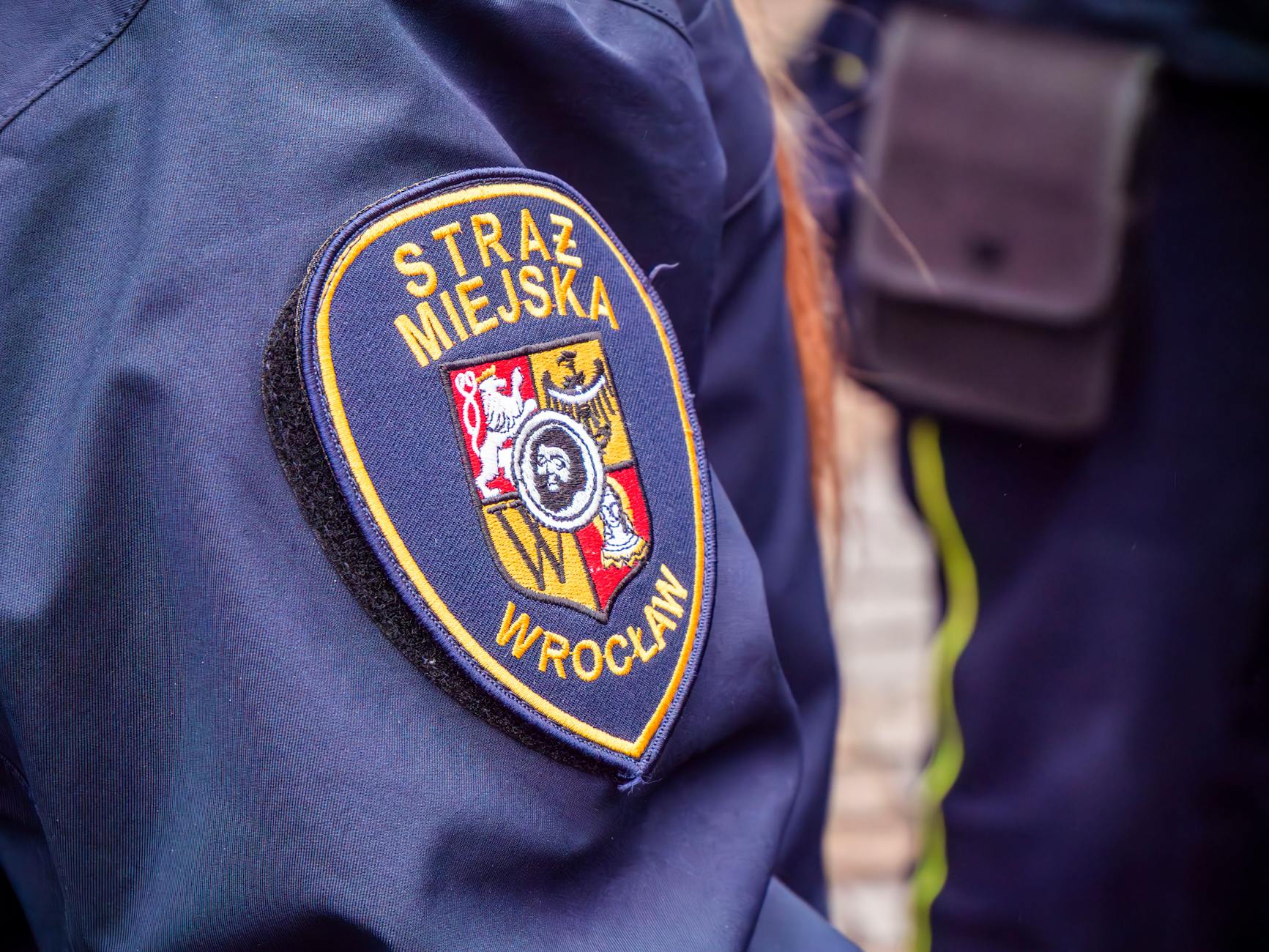 Logo PGE GIEK na tle nowoczesnej elektrowni w Bełchatowie, symbolizujące oferty pracy