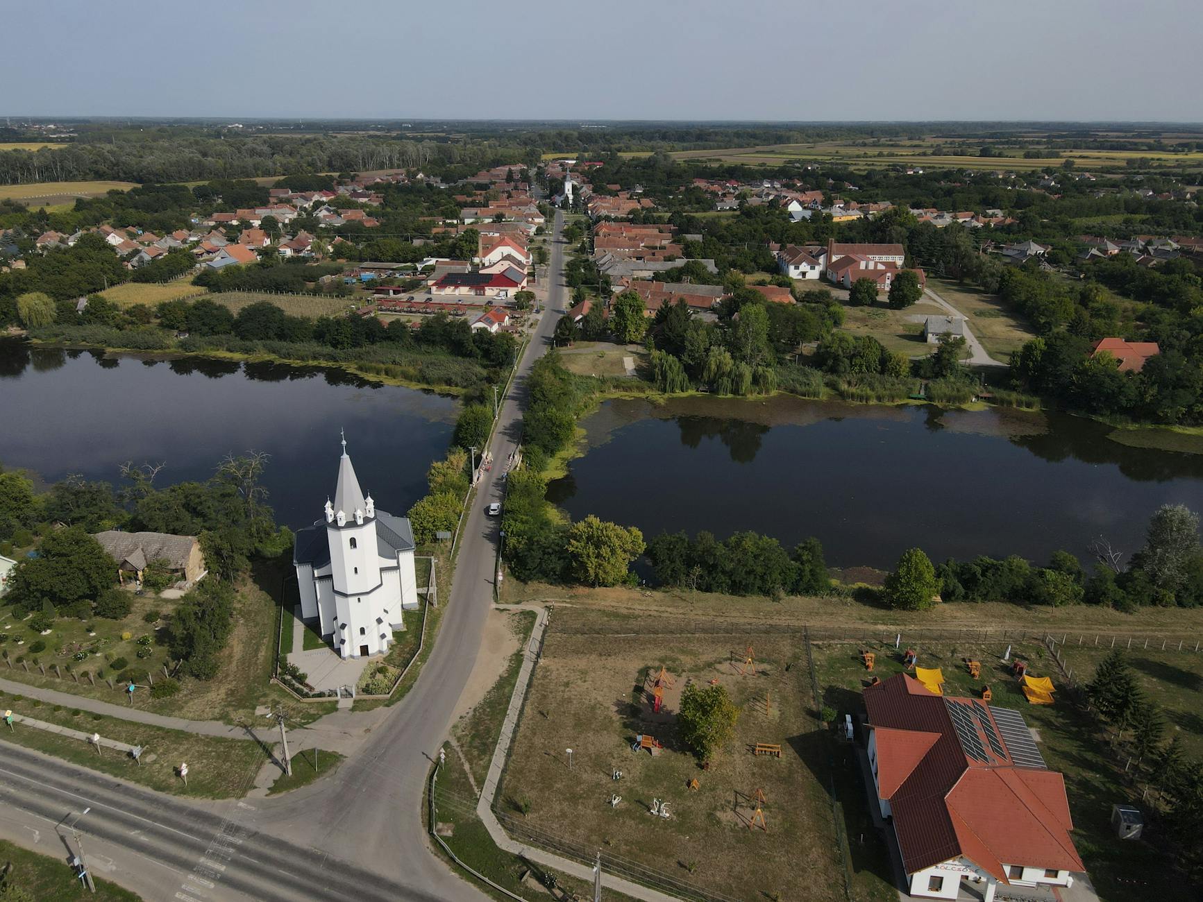 Ilustracja przedstawiająca mapę Bełchatowa z zaznaczonymi punktami kulturalnymi i informacyjnymi, symbolizująca wydarzenia w Bełchatowie.
