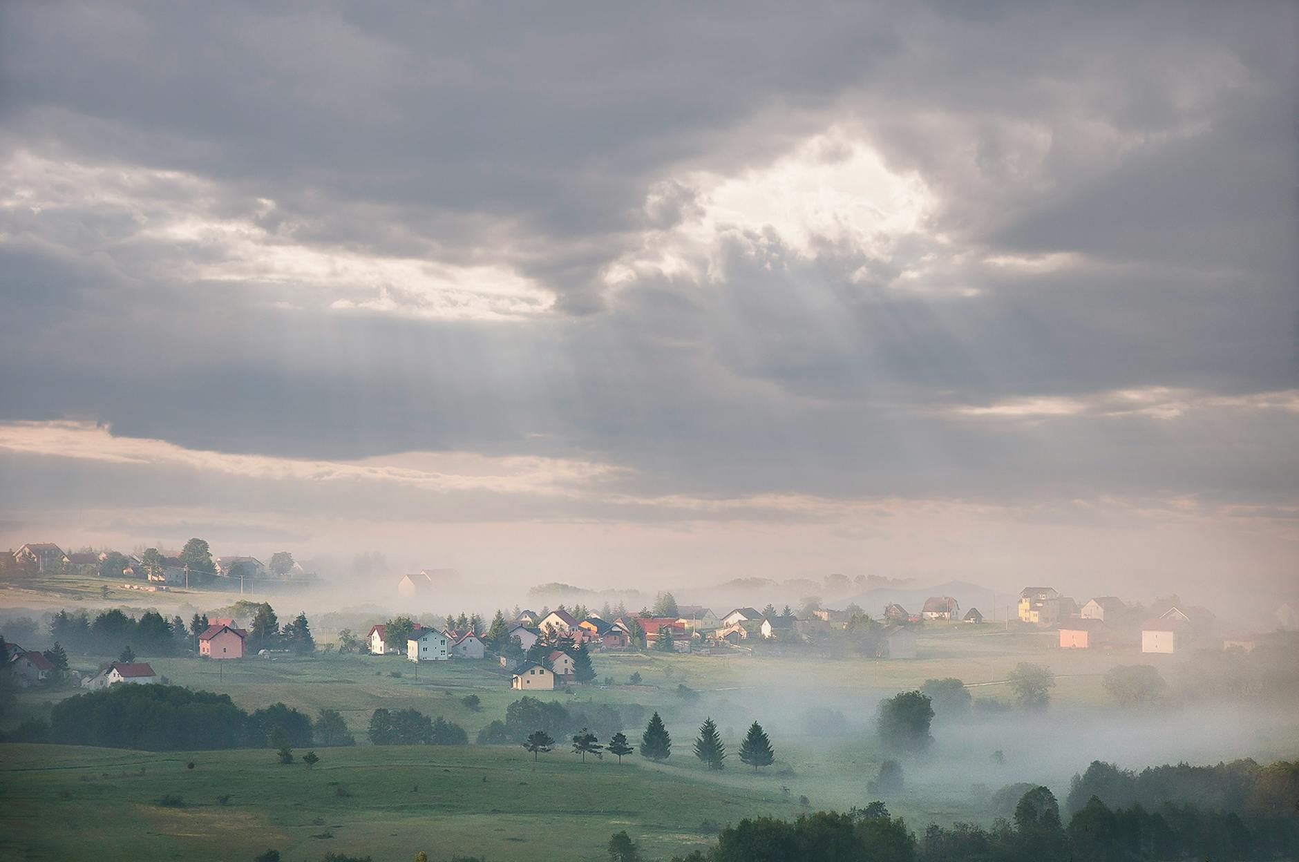 Plakat plebiscytu Mistrzowie Fotografii 2026 w Bełchatowie i grafika symbolizująca lokalne legendy